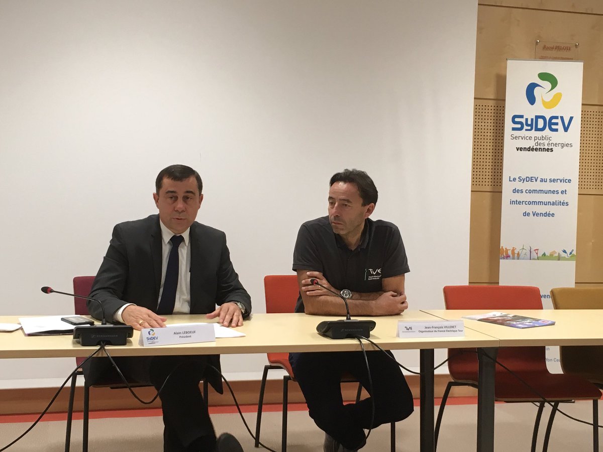 a_leboeuf's tweet photo. Arrivée du France Energie Tour au @SyDEV_85 à @LRSY_ville, l'occasion de saluer le travail réalisé en #Vendée pour la mobilité décarbonée https://t.co/0VTar4zPv5