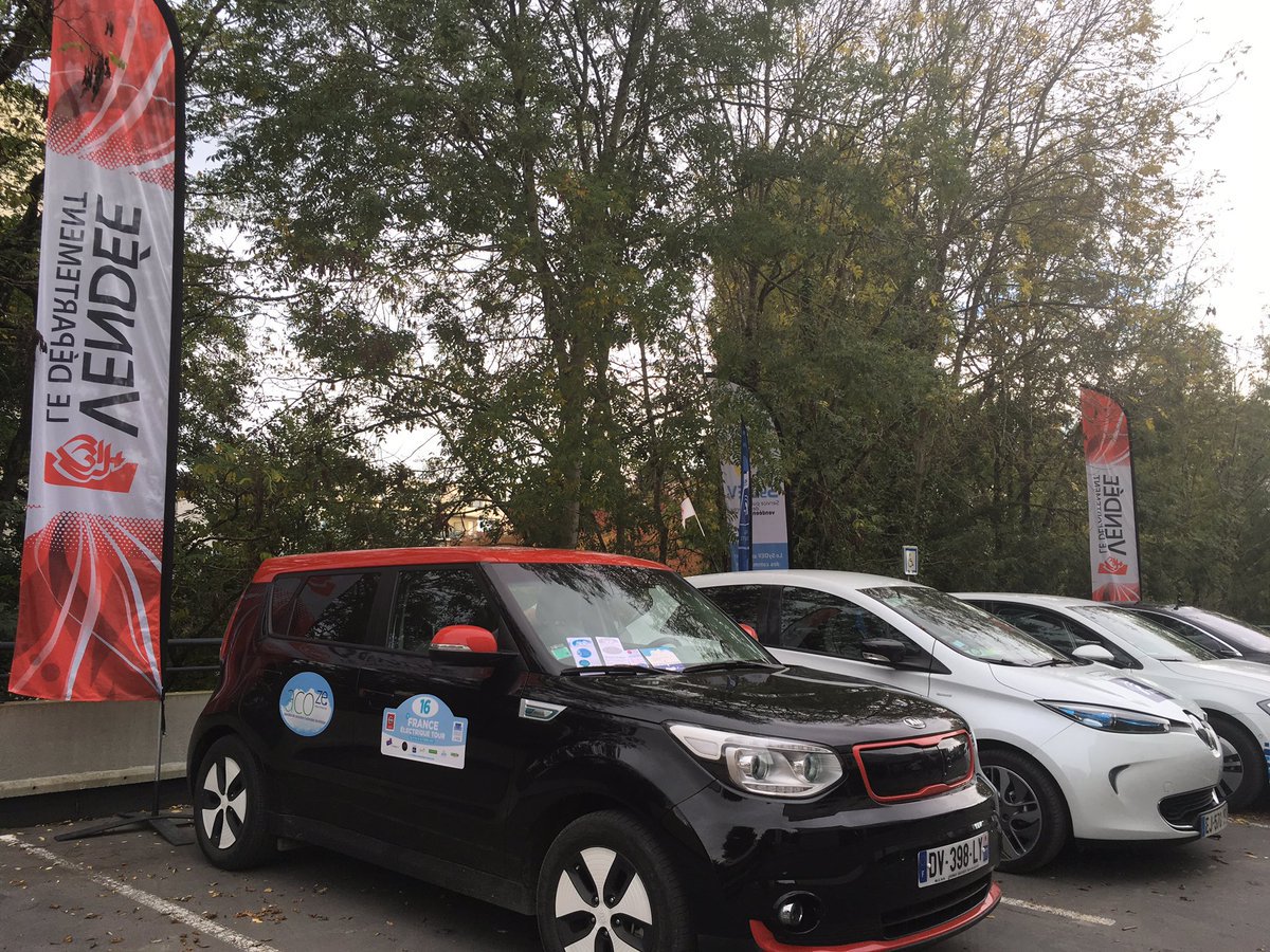 a_leboeuf's tweet photo. Arrivée du France Energie Tour au @SyDEV_85 à @LRSY_ville, l'occasion de saluer le travail réalisé en #Vendée pour la mobilité décarbonée https://t.co/0VTar4zPv5