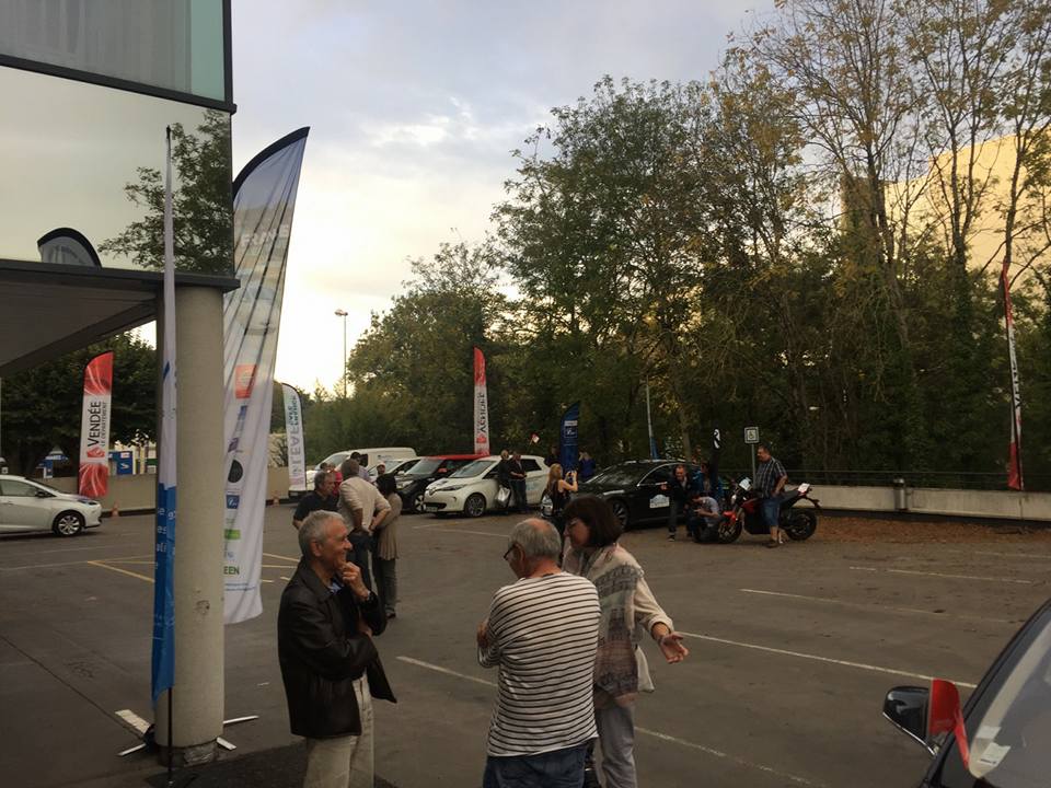 a_leboeuf's tweet photo. Arrivée du France Energie Tour au @SyDEV_85 à @LRSY_ville, l'occasion de saluer le travail réalisé en #Vendée pour la mobilité décarbonée https://t.co/0VTar4zPv5
