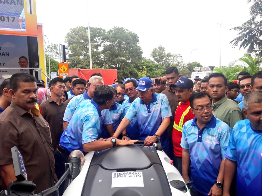 kpkt_gov's tweet photo. YAB @NajibRazak secara rasminya melancarkan Program NBOS MyBN Gotong-Royong 2017 di Pasar Tani bersebelahan SK Saujana Utama #NBOS https://t.co/gGuF8aEmeo