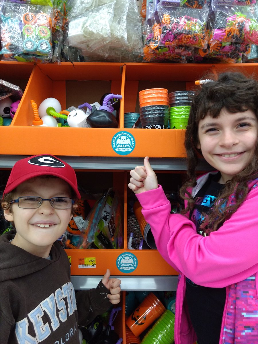 CompassionLEDFA's tweet photo. Look we spotted today at our Walmart in #ShrewsburyPA @faactnews @Walmart Thank you!! #tealghost #foodallergyawareness #Halloween #FAACT https://t.co/PnRF9BjhzC
