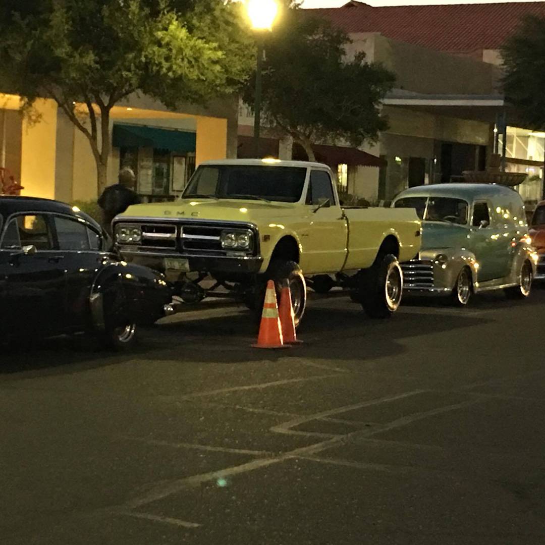 2fifty1Downtown's tweet photo. Downtown is the place to be tonight. Red carpet, classic cars, and I'm playing bartender!! #yumaaz #yumafood #twistedkitchen https://t.co/Iwtxj8m2XK