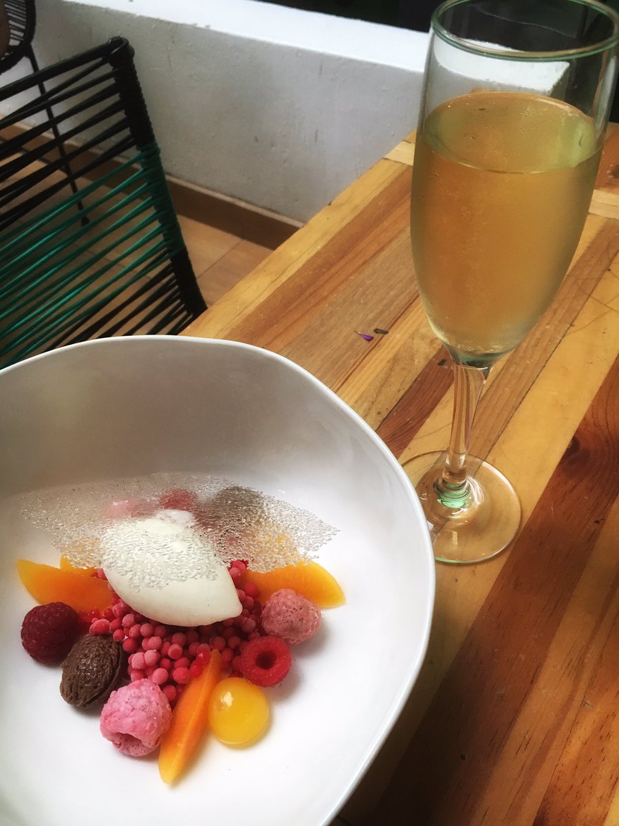 eidriana's tweet photo. #RecuerdosQueCuran los malos ratos, ya quiero vivir en @LaPostreriaGDL #paraíso #postre #DulceFinal #QuieroVolver https://t.co/pLzsUYOeC8
