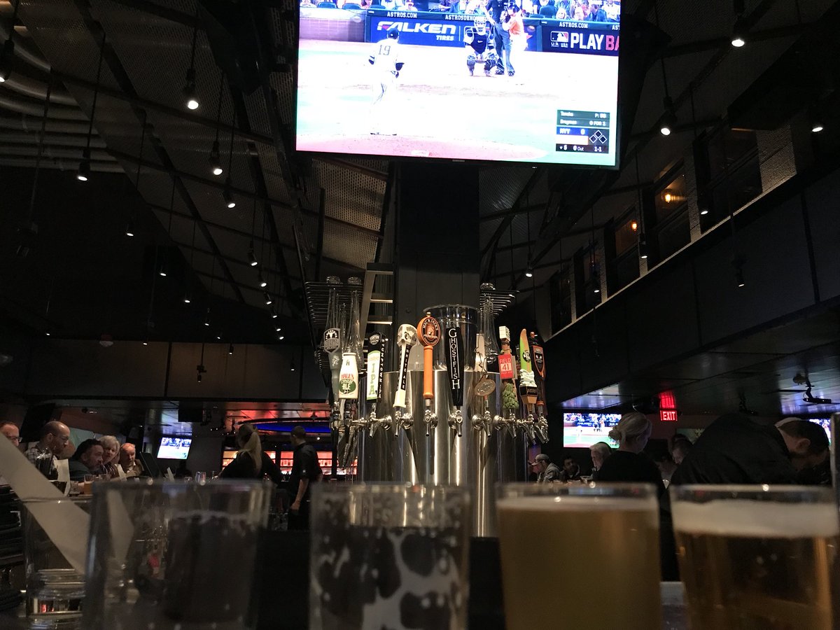 Bfuentes2000's tweet photo. Nothing better than being the at the bar rooting for the Astros in a bar full of yankee fans in Seattle...lol! @astros #HoustonStrong https://t.co/OkqODizEco