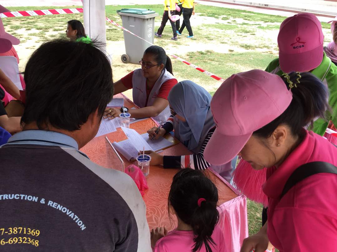 SEACOasia's tweet photo. SEACO team at Segamat Breast Cancer event #pinkhandsofhope #breastcancer https://t.co/EvdUF0ZciZ