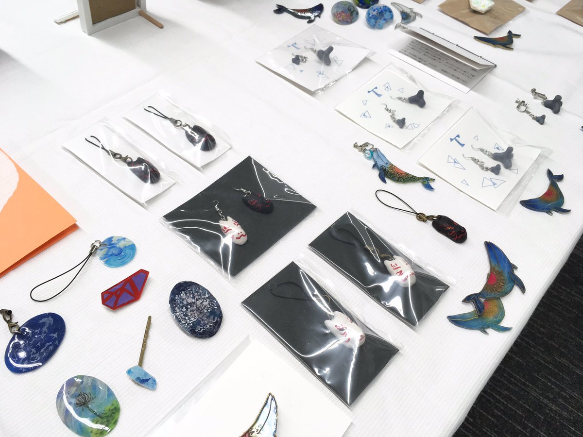 学祭第一弾!!!
原画・アクセサリーの展示販売してます〜? 