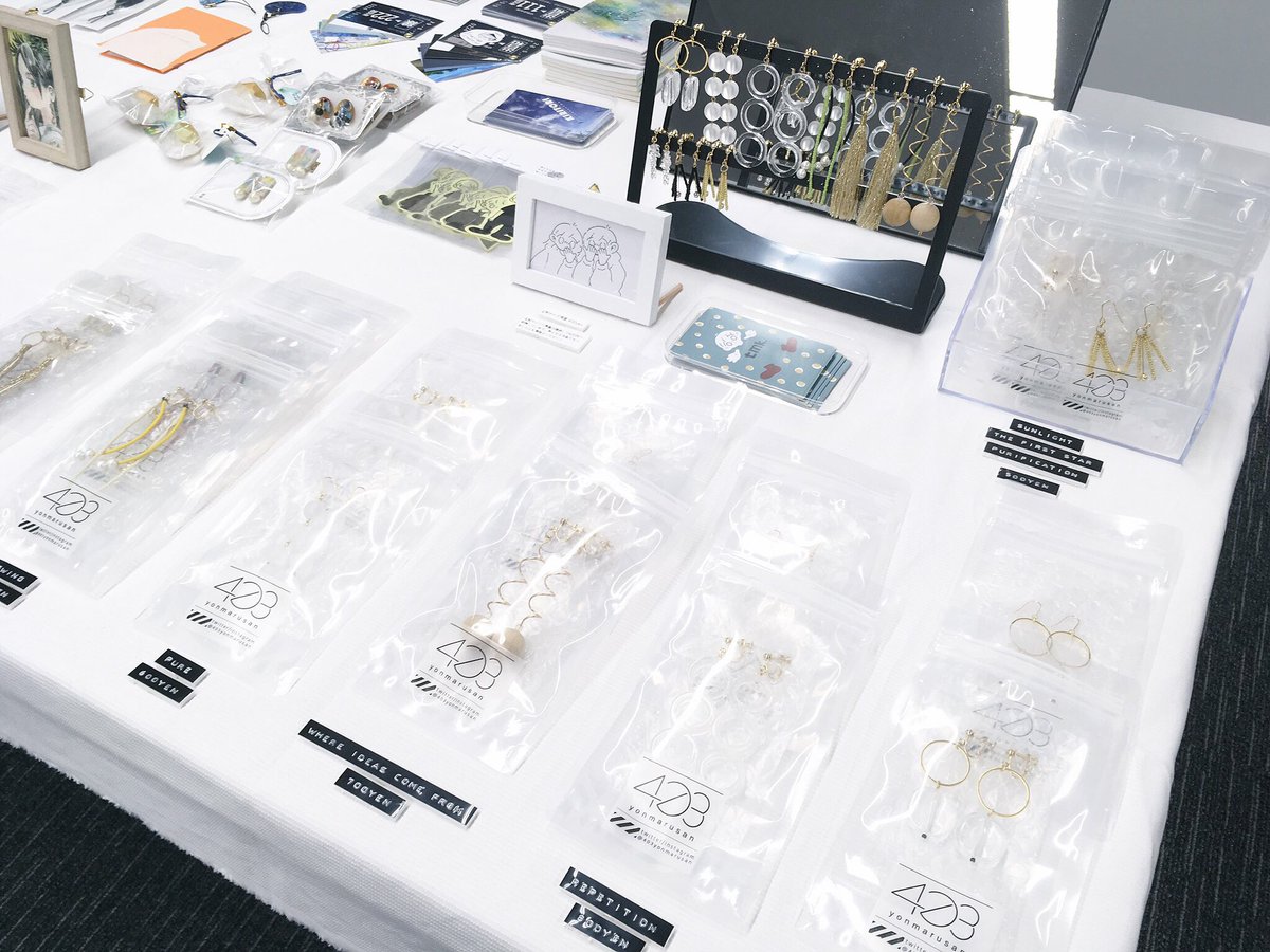 学祭第一弾!!!
原画・アクセサリーの展示販売してます〜? 
