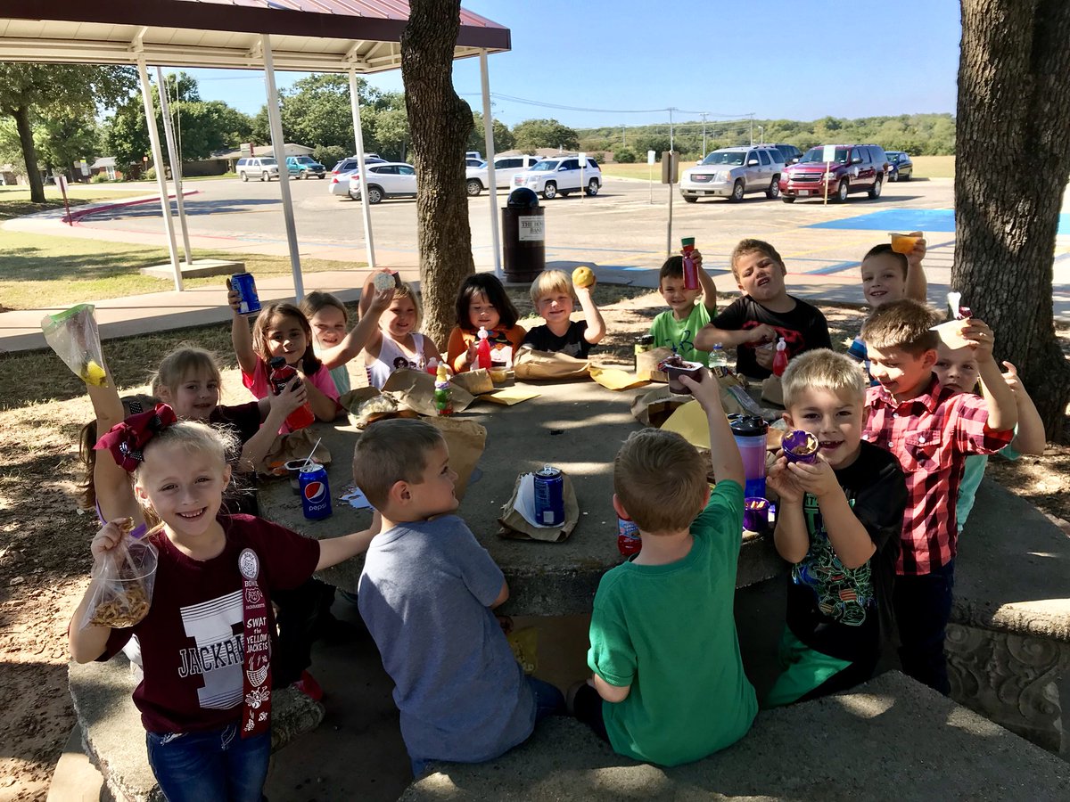 ValWilliams87's tweet photo. We had a picnic and brought snacks that begin with the letter P. Kinder is so much fun! #BES https://t.co/TbBIhsNIwM