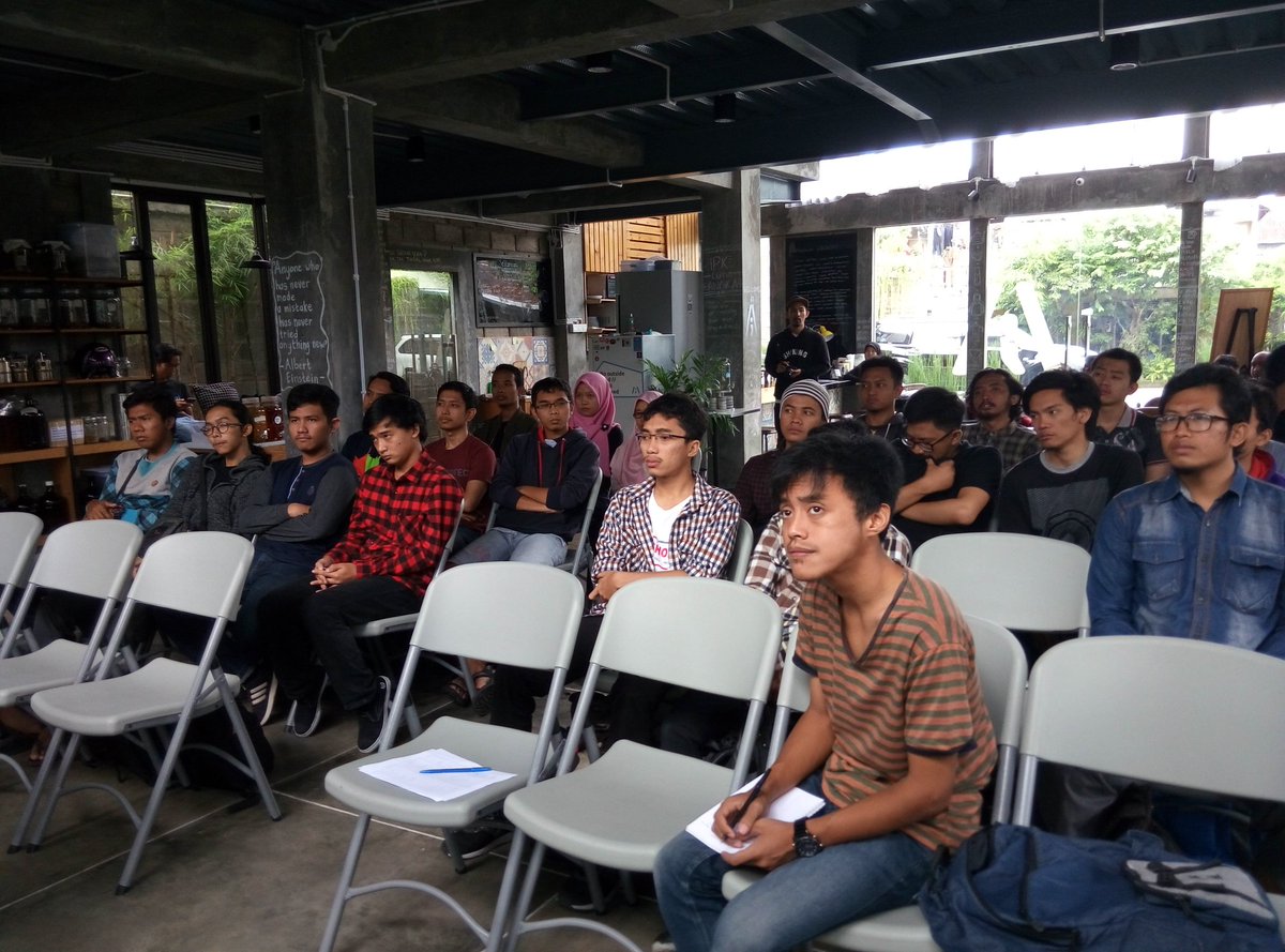 phpjogloraya's tweet photo. Selamat pagi! Hari ini kami ada meetup rutin, kolaborasi dengan @refactory_id @femalegeek_id #meetup #php https://t.co/xEjXtKJzD4