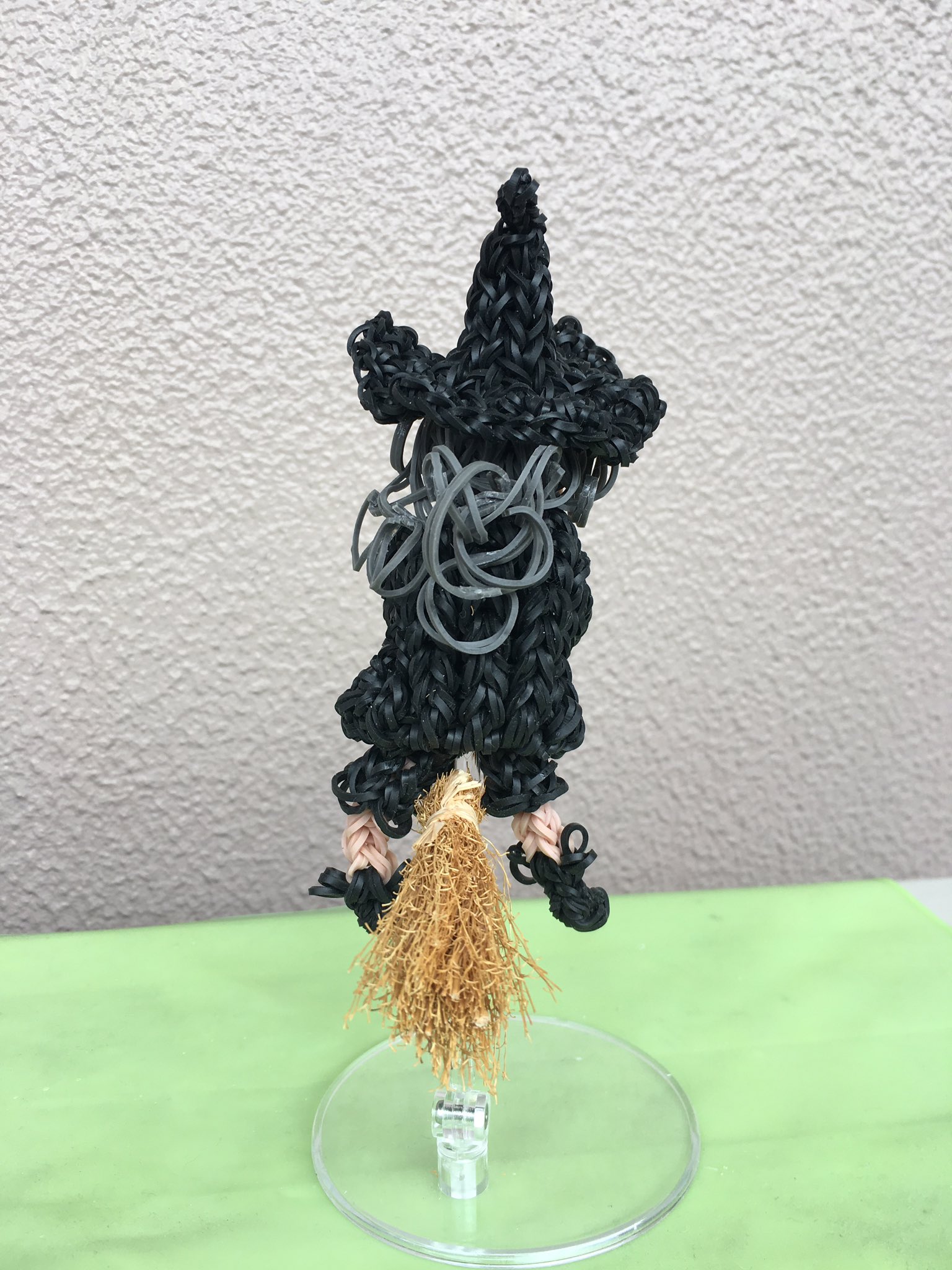 あめちゃんママ レインボールームアーティスト 怖 い魔女 近所にセリアで見つけた素敵な箒 レインボールーム ハロウィン 魔女 怖い顔 Rainbowloom Witch Halloween Halloweenwithrl Official Rainbowloom T Co