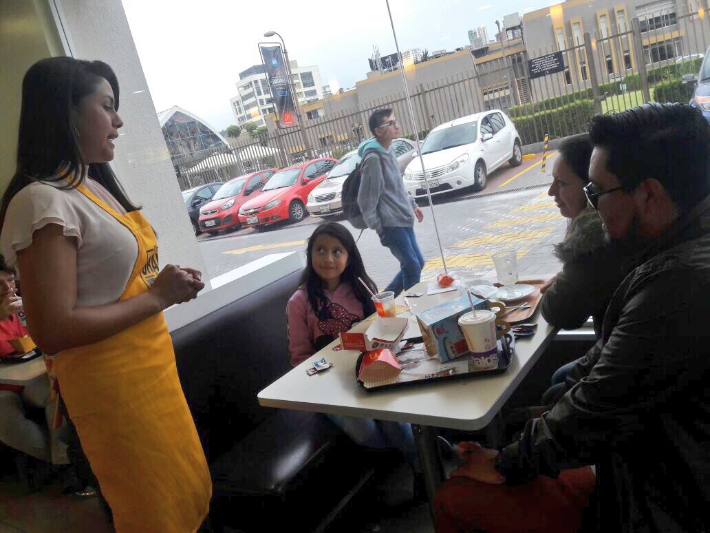 johannacanizare's tweet photo. La mejor parte de mi día el poder ayudar a los niños de la @fundacioneltriangulo 🍔@McDonalds_Ecu #PorElFuturo #ModoAyuda @teleamazonasec https://t.co/K2EDWstLoL
