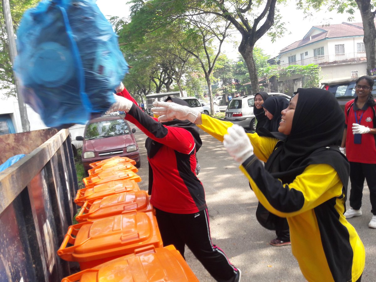 kpkt_gov's tweet photo. Abam @bombaJBPM pun turut sekali bersama penduduk awam bergotong-royong membersikan kawasan persekitran. 💪💪💪 https://t.co/sRFItYk6YI