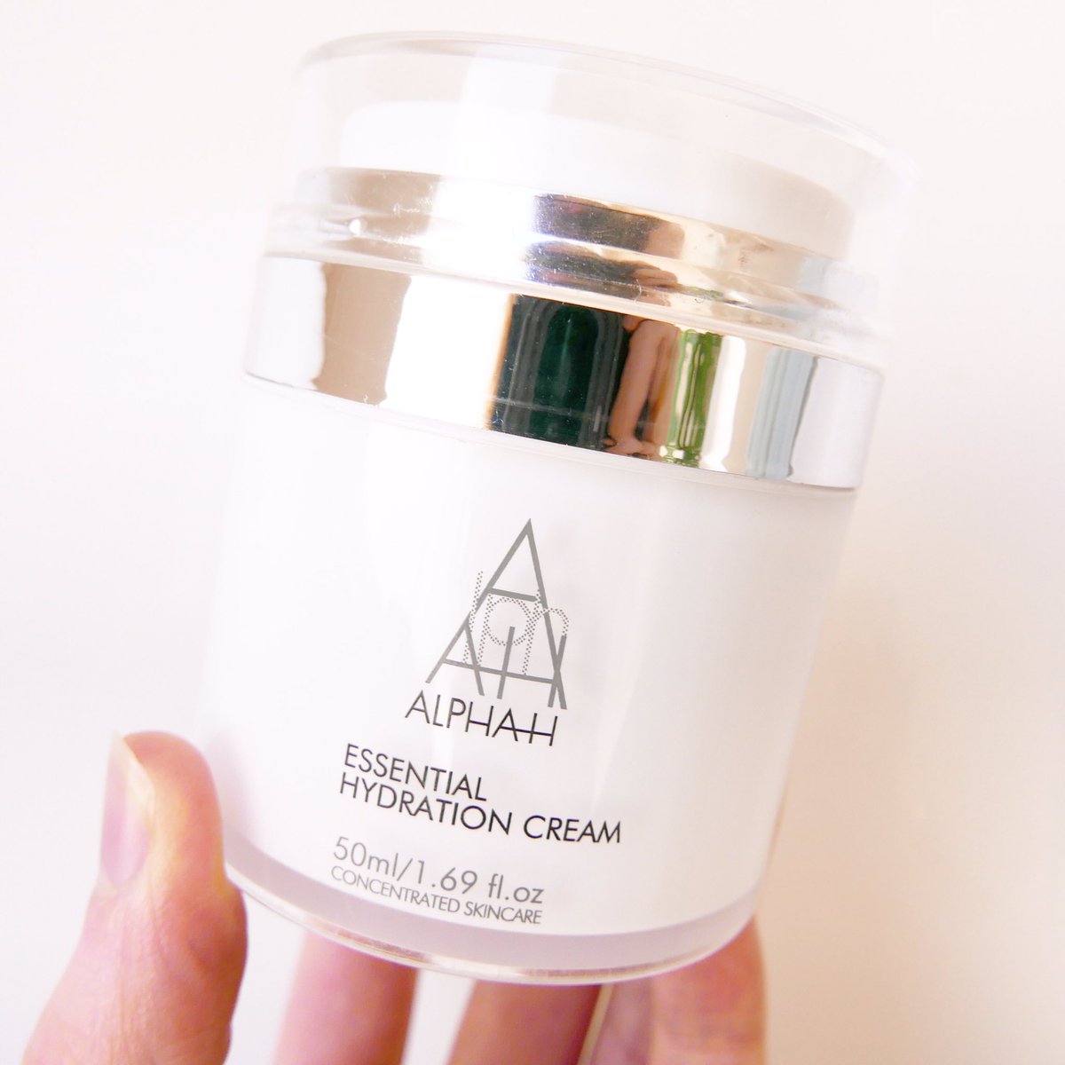 bonnbeaute's tweet photo. This @AlphaHQ moisturiser has been my absolute favourite lately! It's so soothing after heavy duty serums or exfoliation 😍 #gifted https://t.co/9le1DCAlie
