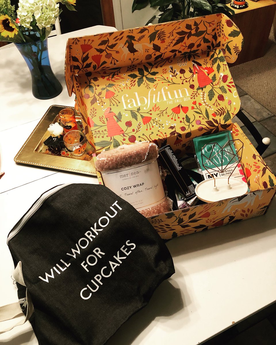 dwtsmariss's tweet image. So happy that my @fabfitfun fall box finally came!! @SharnaBurgess thanks   for the discount, I love it so much 💞#fabfitfunfallbox