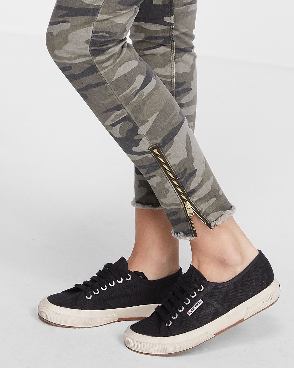 StylishlyInLove's tweet photo. On https://t.co/xXJXAax12E
It's all about my favorite camo
Shop pants
https://t.co/FWobu8sW74
#FridayThe13th #camo #weekend #FridayFeeling https://t.co/5MyclIJ0Wd