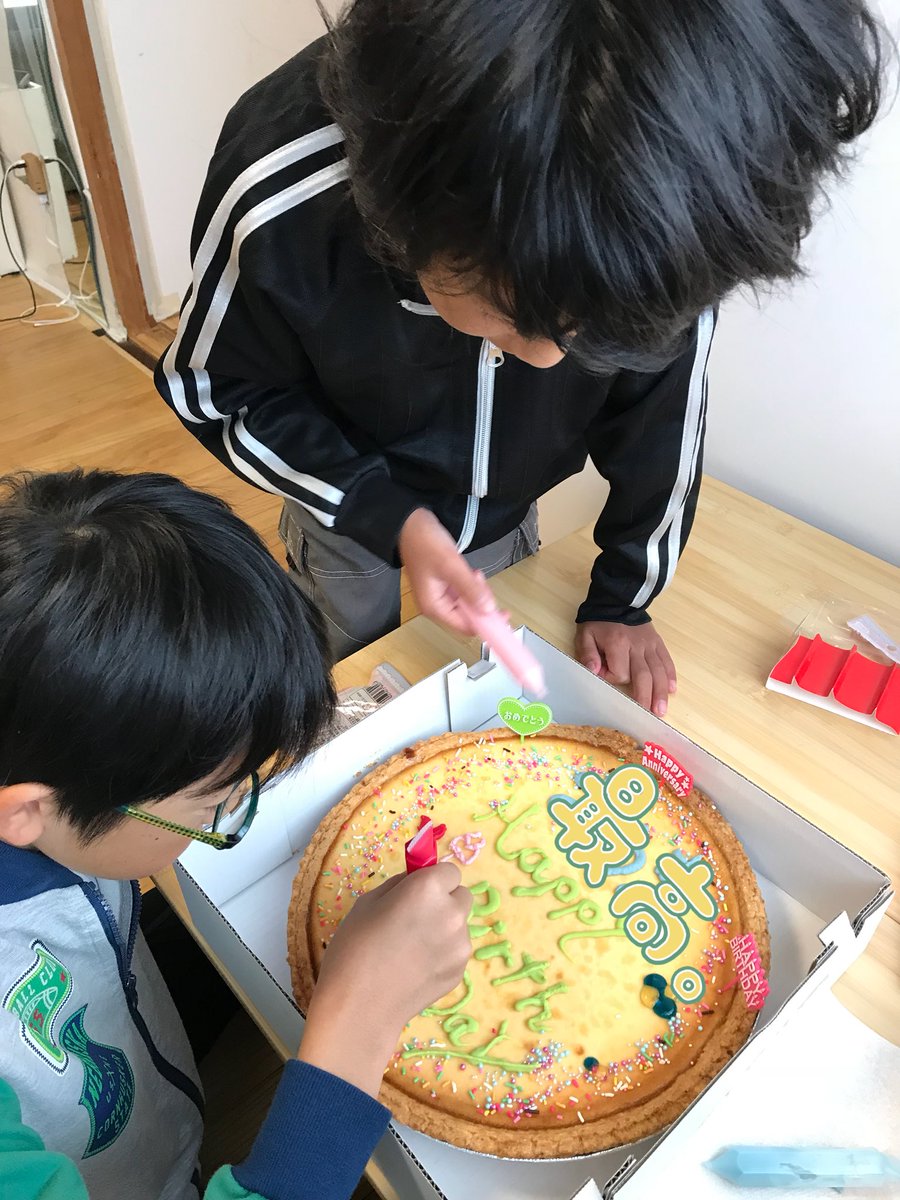 Kaoru コストコチーズケーキをお好きにカスタマイズ 楽しく飾りつけ 時間が合わなかったら早朝でもハッピーバースデーを歌う 家族全員で これ 我が家の決まりごと 集まれるのも今だけ 神戸 コストコ チーズケーキ ケーキ飾りつけ 家族