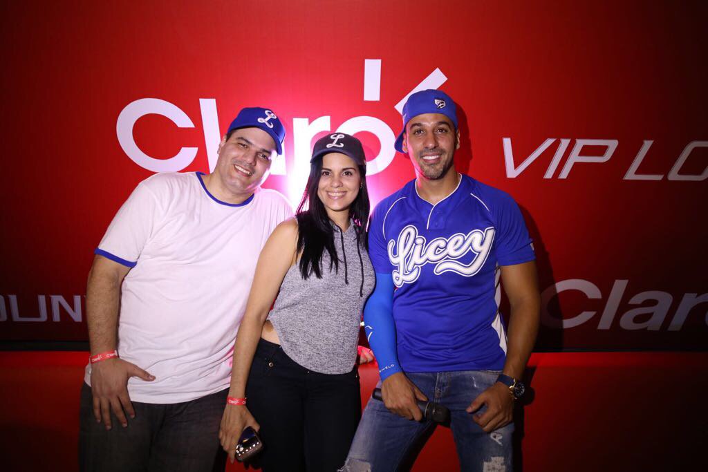 ClaroRD's tweet photo. La estamos pasando bien junto a @jhoellopez01 y los fanáticos en el #VIPClaro. #Lapelotanosconecta https://t.co/W98coXeD9M