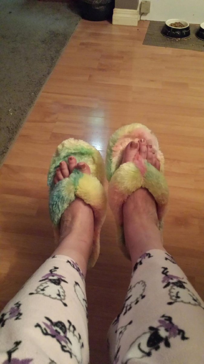 srdph's tweet photo. @witchyMishi Flip Flops r name appropriate..they make that sound when u walk..but these don't hurt &amp; r quiet..damn I need a match 4 my........#@s https://t.co/7IXW2r2d7M