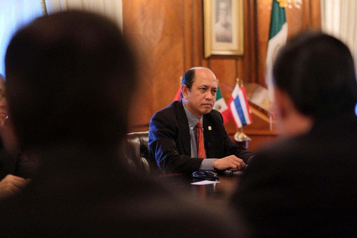 MYembMexicoCity's tweet photo. #Prgm2 met Hon. Francisco Servien, Governor Queretaro. Discussed collaboration #ASEANnations #aerospace, #automotive, #biotech, #IT, #agri. https://t.co/HsmIbX9eFm