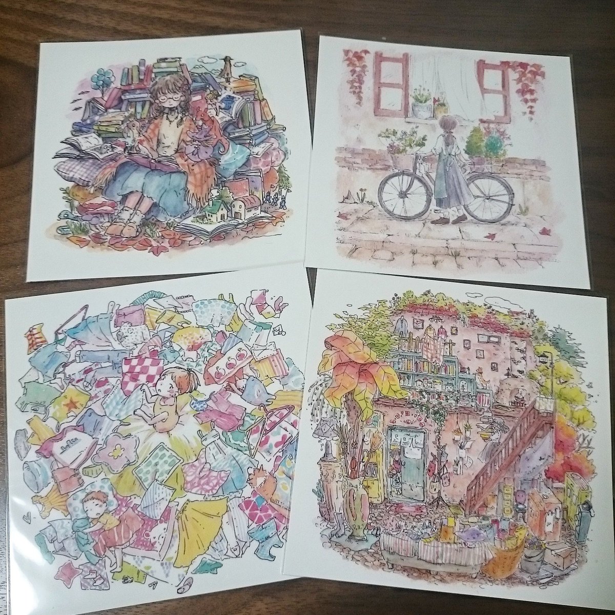 Minakawai Twitterren 今回新しく正方形イラスト のポストカードと 魔女たちのシェアハウスの長いポストカード サイズ感こんな感じです とても色がきれい か かわいい 魔法のある暮らし