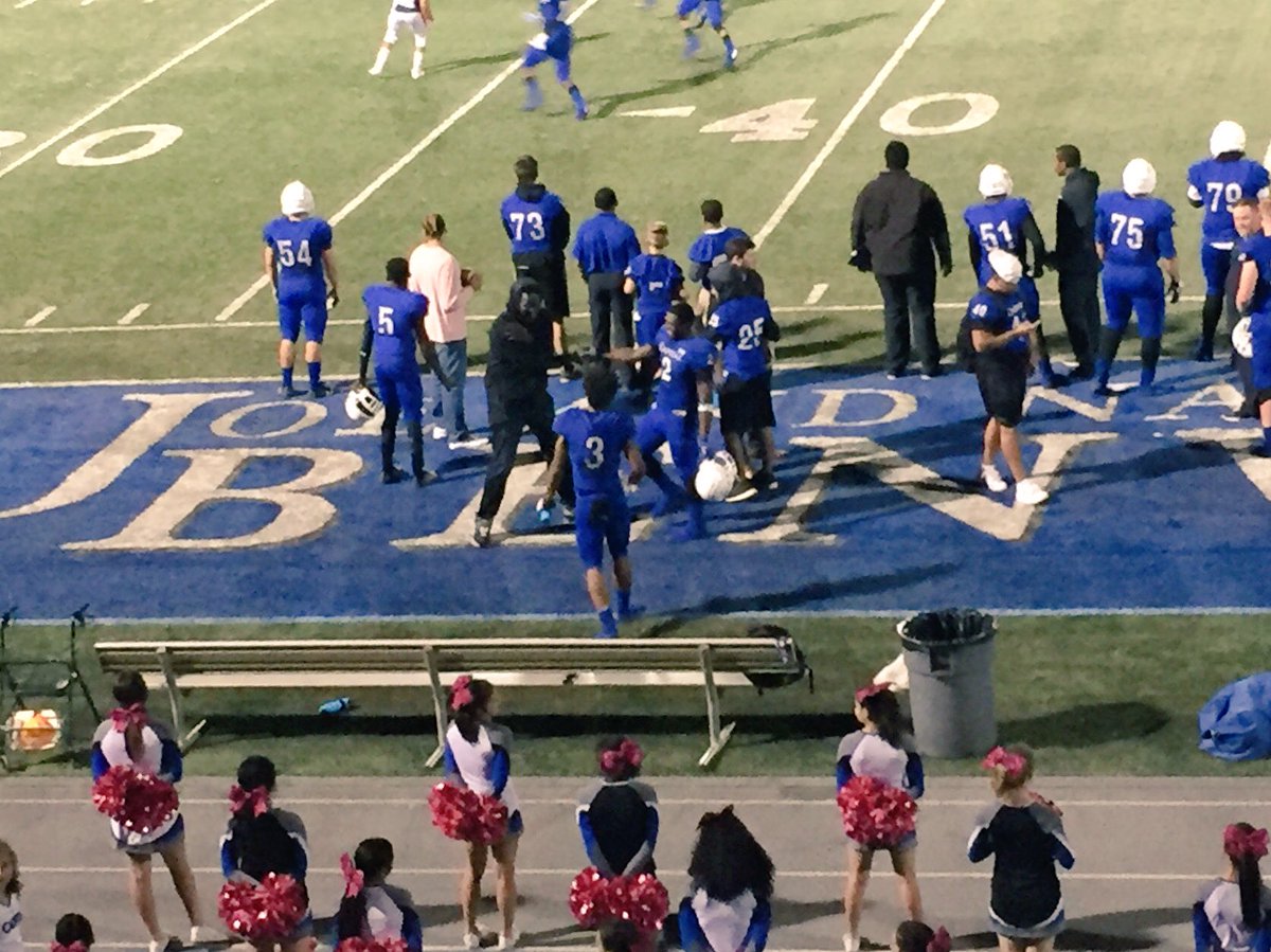 sswilliebaker's tweet image. Half: Capital 42-Lindhurst 0 #2 @king_deezule07 4 TD’s #3 @Moe_Gaines 2 TD’s @kenyon7bowyer 6/6 PAT’s @SacBee_JoeD @ccscougs @KCRAdapper