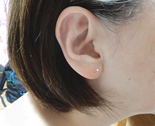 みつき 健康オタク女子 参加してる中医学勉強会では 耳ツボ が流行っていて 前回の勉強会のときに先生がネット通販した 耳つぼシールを分けてもらい 目 のツボ 反射区 に貼ってもらった シール貼ってからほんとに目が疲れない感じ キラキラシールが