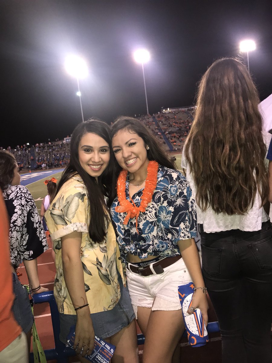Rlinzeth's tweet photo. 🏈It’s Friday night so u kno we sic’d em !! #6nO 🏈 https://t.co/ui8ubZbULz