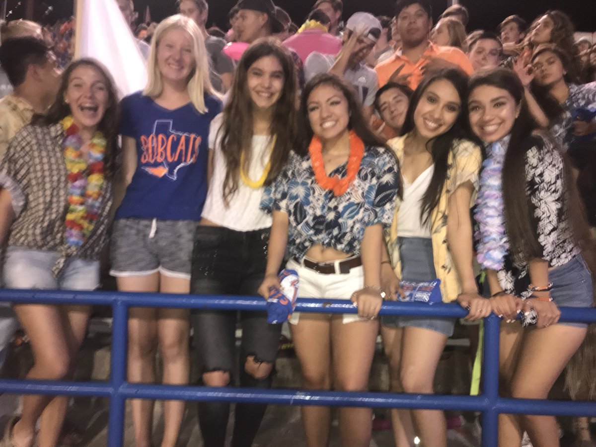 Rlinzeth's tweet photo. 🏈It’s Friday night so u kno we sic’d em !! #6nO 🏈 https://t.co/ui8ubZbULz