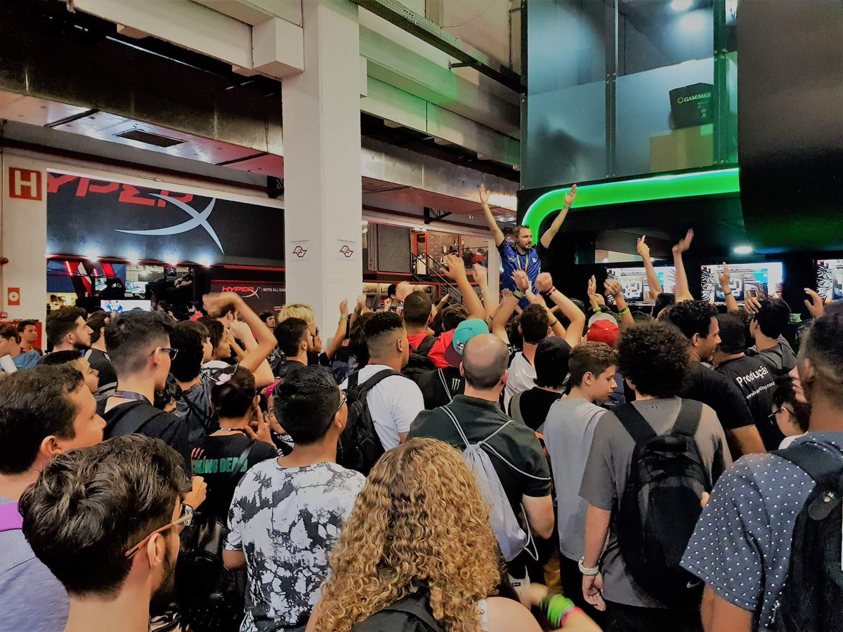 jonatecnook's tweet photo. Hasta mañana #BGS2017 #BGS 
#Influencer #intel #ExtremeBox @RebeldiaNERD  @BrasilGameShow https://t.co/L0BmaMpRbw