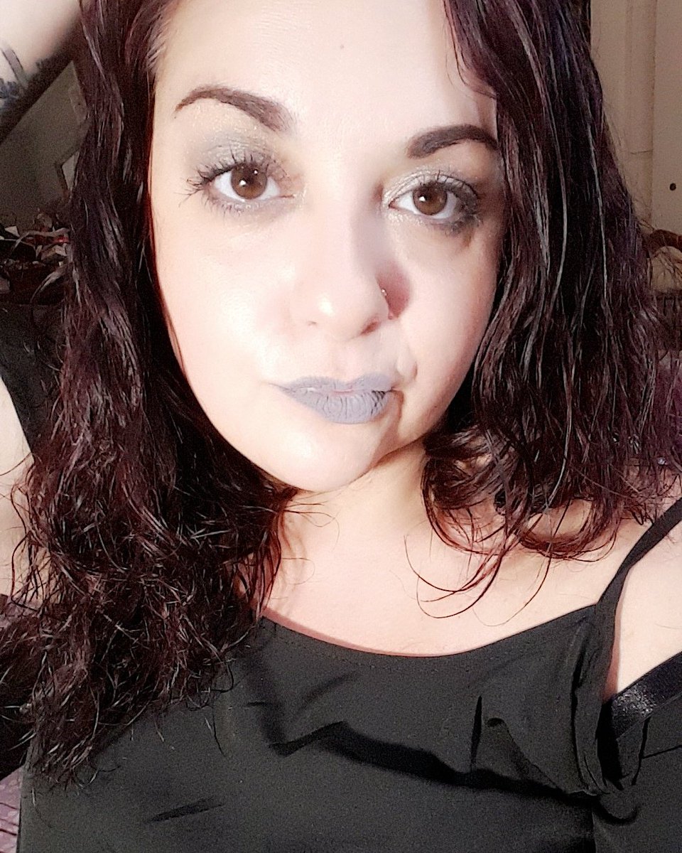 cristina4164's tweet photo. Because #graylipstick is trending, so why not? 💄👄😉 #illegallengthsbycristina #younique https://t.co/h2VGumJNdF