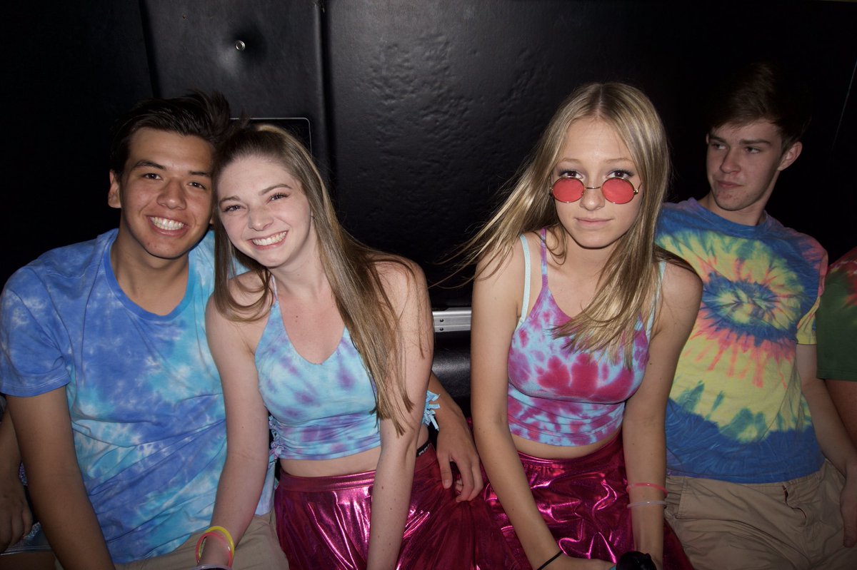 sarahhjanee27's tweet photo. happy birthday @SamTiffany09 ❤️💛💚💙💜💗 https://t.co/PzyrdTrM0e