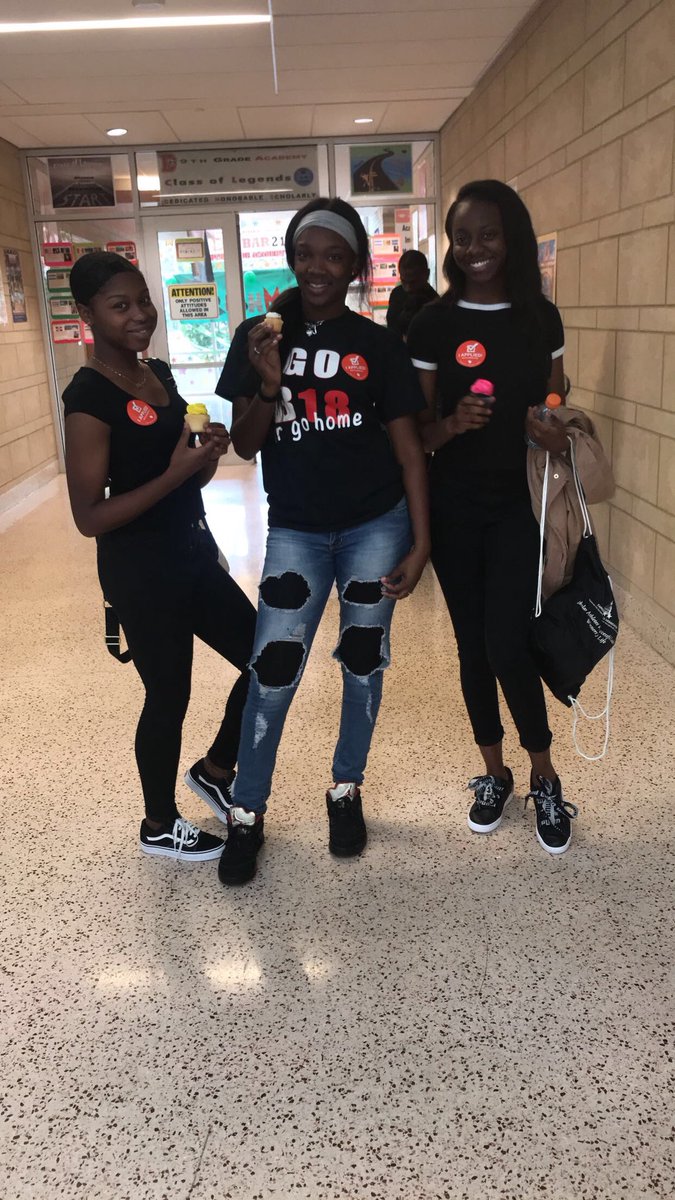 DunbarHSPF's tweet photo. A little treat , for those seniors who applied to 2-5 college ! #CollegeSummit #peerleading #dunmob⚫️🔴 #2018 keep up the good work guys ✔️ https://t.co/XzQ5f9EprV