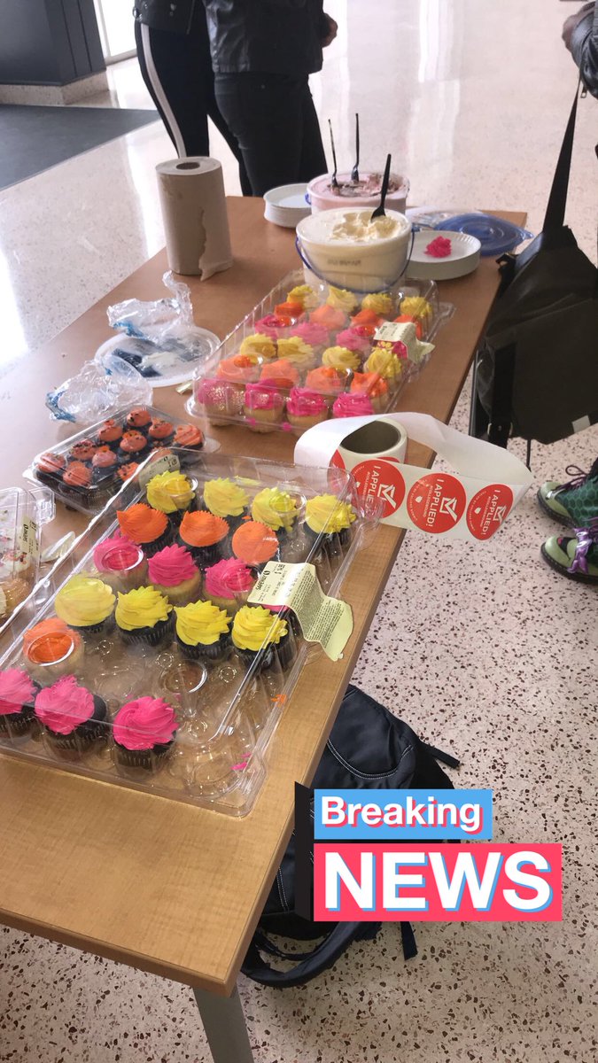 DunbarHSPF's tweet photo. A little treat , for those seniors who applied to 2-5 college ! #CollegeSummit #peerleading #dunmob⚫️🔴 #2018 keep up the good work guys ✔️ https://t.co/XzQ5f9EprV