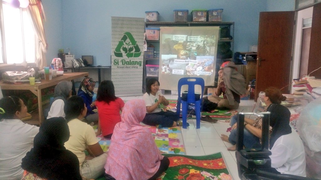 Kak Alin dari sidalang sdg menceritakan ttg kondisi sampah plastik di Indonesia dan apa yg bisa di kontribusikan oleh ibu-ibu rusun Tambora