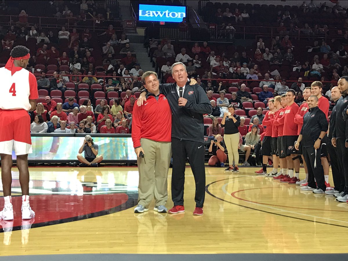 zach_greenwell's tweet photo. My most important photo of the night. @WKUMoJo #SellOutDiddle https://t.co/XFaR2aVRTb