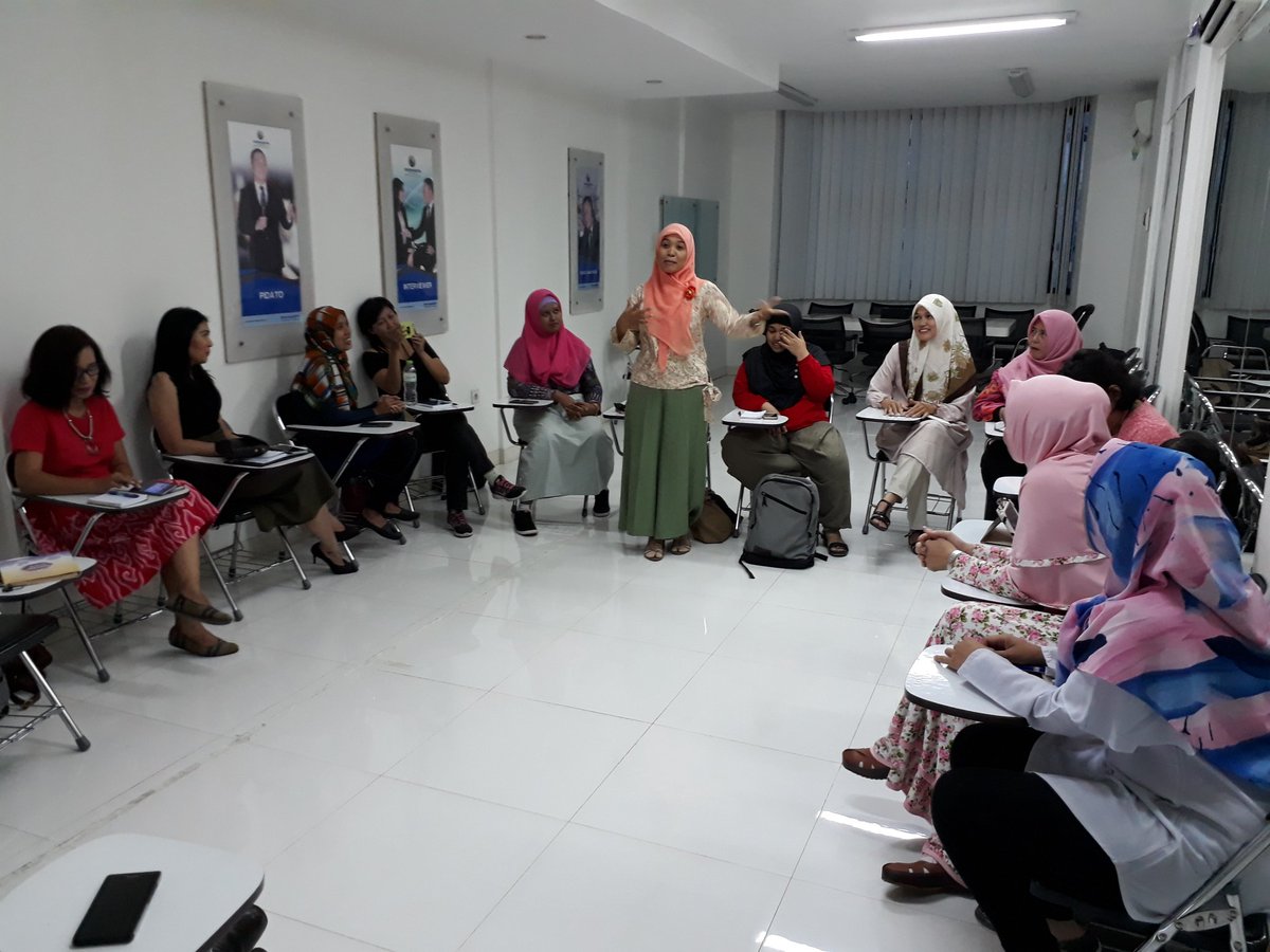dian_anthie's tweet photo. Teman-teman sangat bersemangat mengikuti pelatihan Public Speaking by @Ulish_Anwar @BloggerCihuy @DonnydeKeizer #weekendpositive https://t.co/ujq3LtOVeL