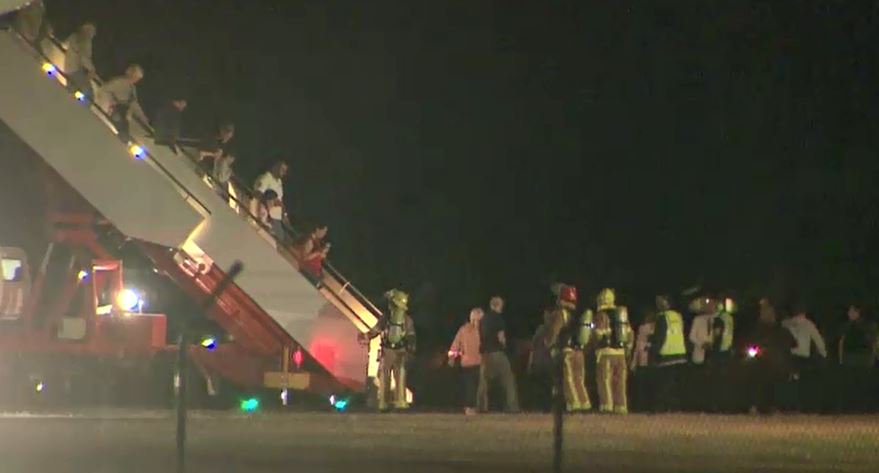 ChelseaCarey_9's tweet photo. Long wait for @EtihadAirways passengers after their plane made an emergency landing at @AdelaideAirport. Details in @9NewsAdel at 6pm. https://t.co/SBsNNRacvz