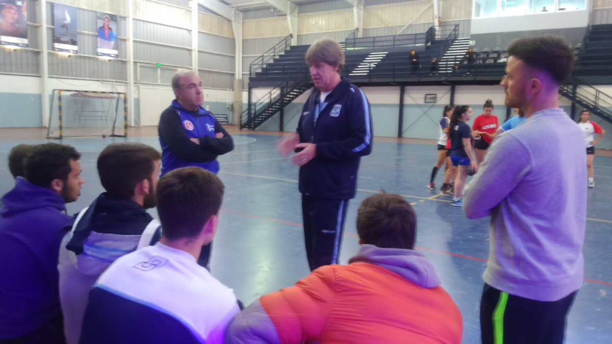 fecobalok's tweet photo. #Campus @lagarrahb con las mayores de @altagraciahand y #Raqui en diálogo con los DT @mcandoli @emastri_MundoD @CAHandball @presidFCH https://t.co/1nTngotfEW