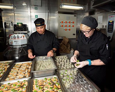 COMAUSFLT's tweet photo. @Australian_Navy chefs are amongst Australia's best! demonstrating their professional excellence on #IPE17! Go Hazel! https://t.co/Ws2H7ohBtJ