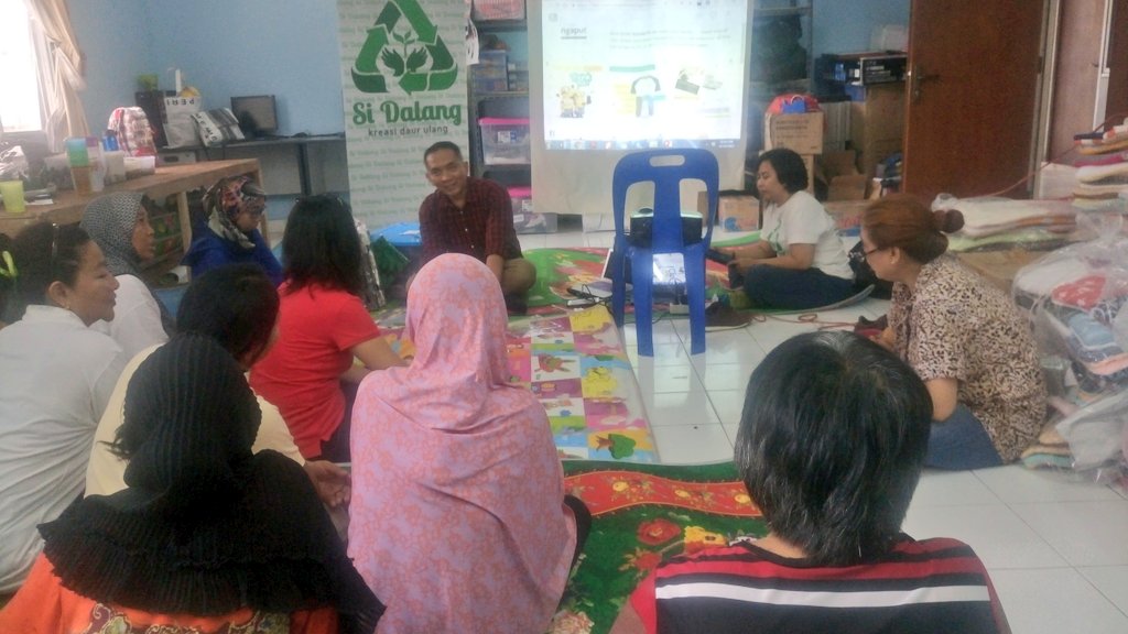 Selanjutnya Bpk. Dwi Purnomo dari The Locar Enabler sdg berbagi cerita bagaimana mengembangkan model bisnis ibu-ibu rusunawa Tambora