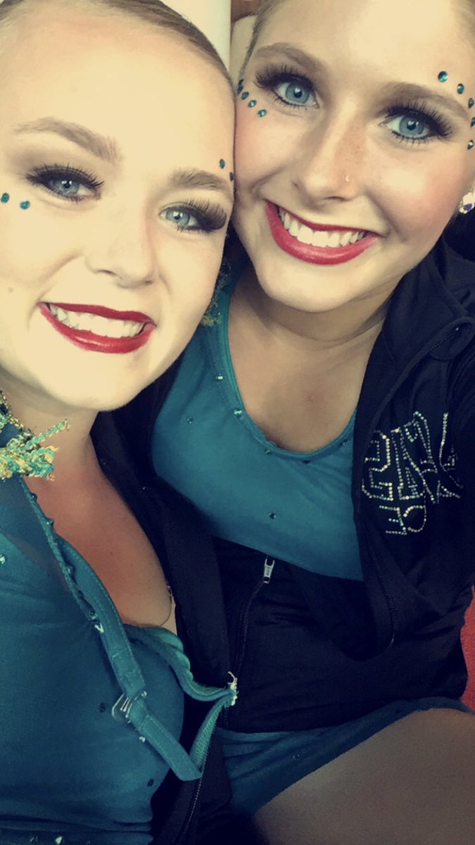 petersen_meg's tweet photo. Happy happy bday @annateeple 😻 miss making fun of you, love &amp; miss ya https://t.co/IS1yiOft1N