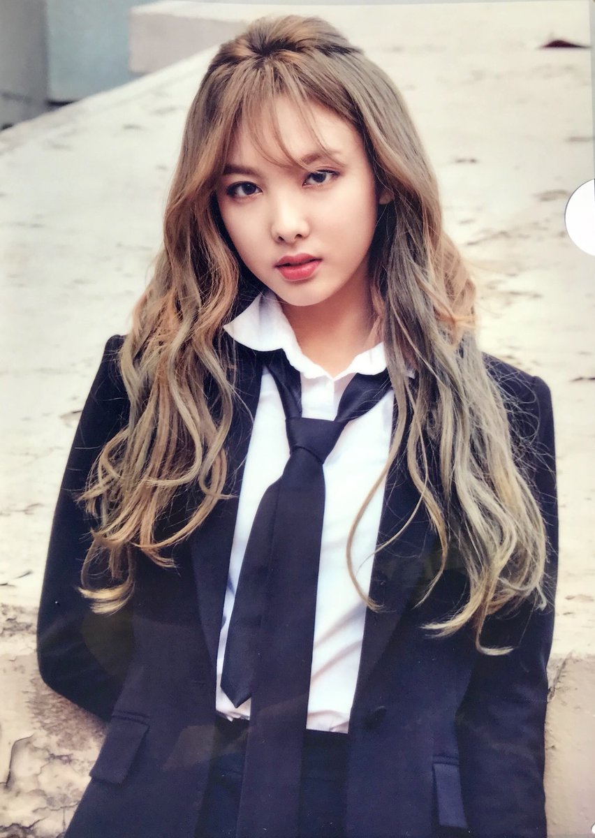 nayeonpiczx's tweet image. [SCAN] Nayeon’s Once Begins Photocards - suit version 🕴🏻