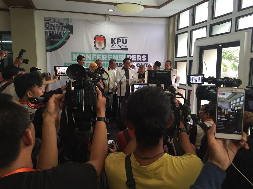 PKSDKIJakarta's tweet photo. Konpres PKS di KPU, Jakarta, proses pendaftaran &amp; verifikasi parpol Pemilu 2019.
Rombongan dipimpin oleh Sekjen PKS Mustafa Kamal. #PKS2019 https://t.co/q5PnEymcxV