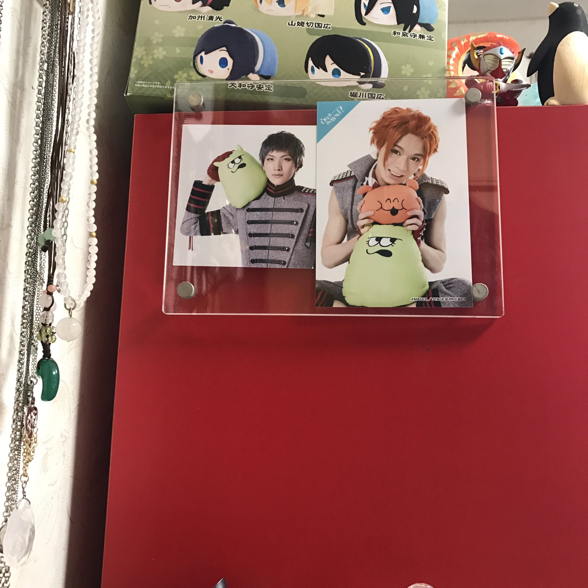 あさ ブロマイドやファイルを飾るのに無印のアクリルフレームはいいぞ 2枚の透明板で写真とか挟むんだけどポスカやコースターとか少し厚みがあるものもいけるし 飾り方も立てるだけじゃなくて吊るすとかも