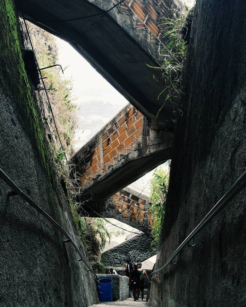 SergeMrc's tweet photo. La piedra del peñol.
.
.
.
.
#guatape #colombia #750steps #prendredelahauteur #tuconoces #amigo #carnales #30trip #travel #travelmcque… https://t.co/R28k952xOO