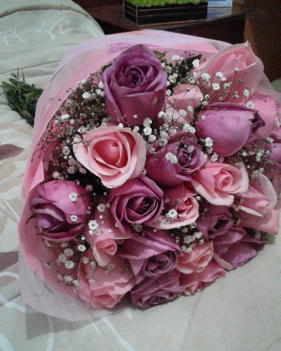 Viann_sg's tweet photo. Como saben que me gustan mucho las flores, un cumpleaños genial con regalos bonitos 😍❤ https://t.co/H48nFxiVJu