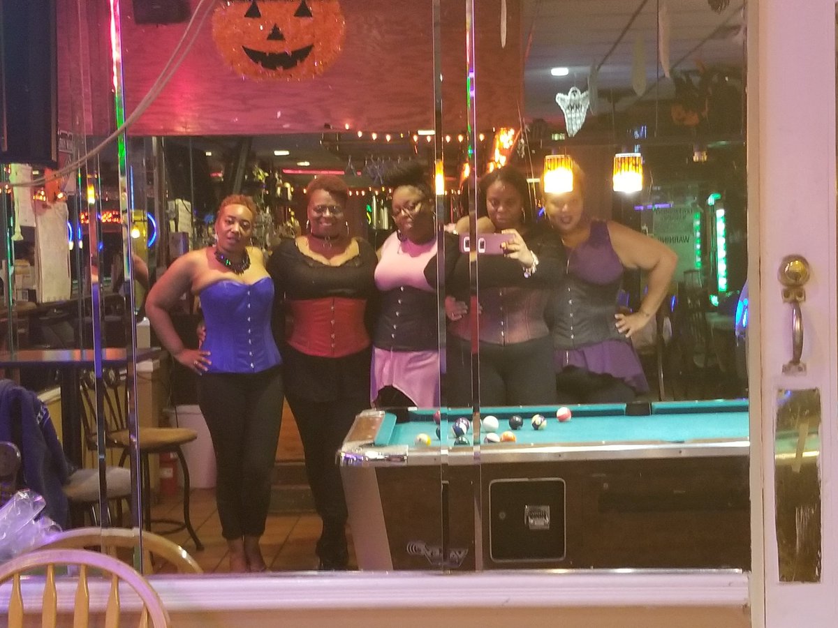 MsH3art's tweet photo. Always a good time  with the squad!!! #grownandsnatched https://t.co/IadI7efTMp