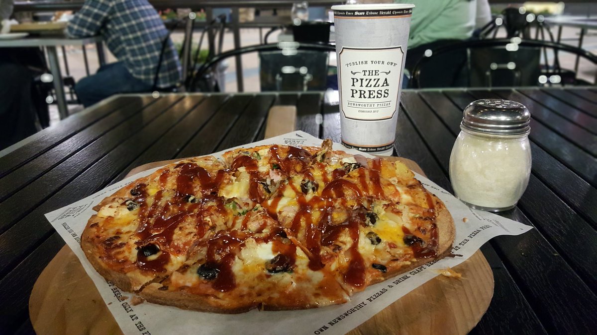 Disney366's tweet photo. Hey @thepizzapress, Told you tonight was going to be a #SundayEdition night. This time #Published at #CostaMesa #MetroPointe w/ #Reggae playing. #ThankYou for another #Tasty #Dinner. https://t.co/NWdllLBjSX