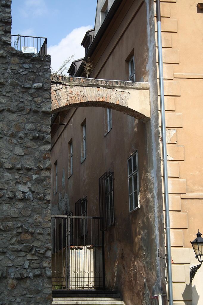 In many denser European towns the diaphragm arch was used to support the slender walls of freestanding buildings, usually made of brick.