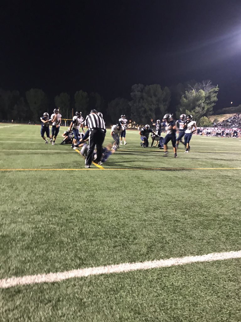 SCVTV20's tweet photo. Elijah Gragas runs 4 yards for a touchdown Saugus- 11 West Ranch- 7
#SCVTV #SignalSports https://t.co/usAcszTFoR